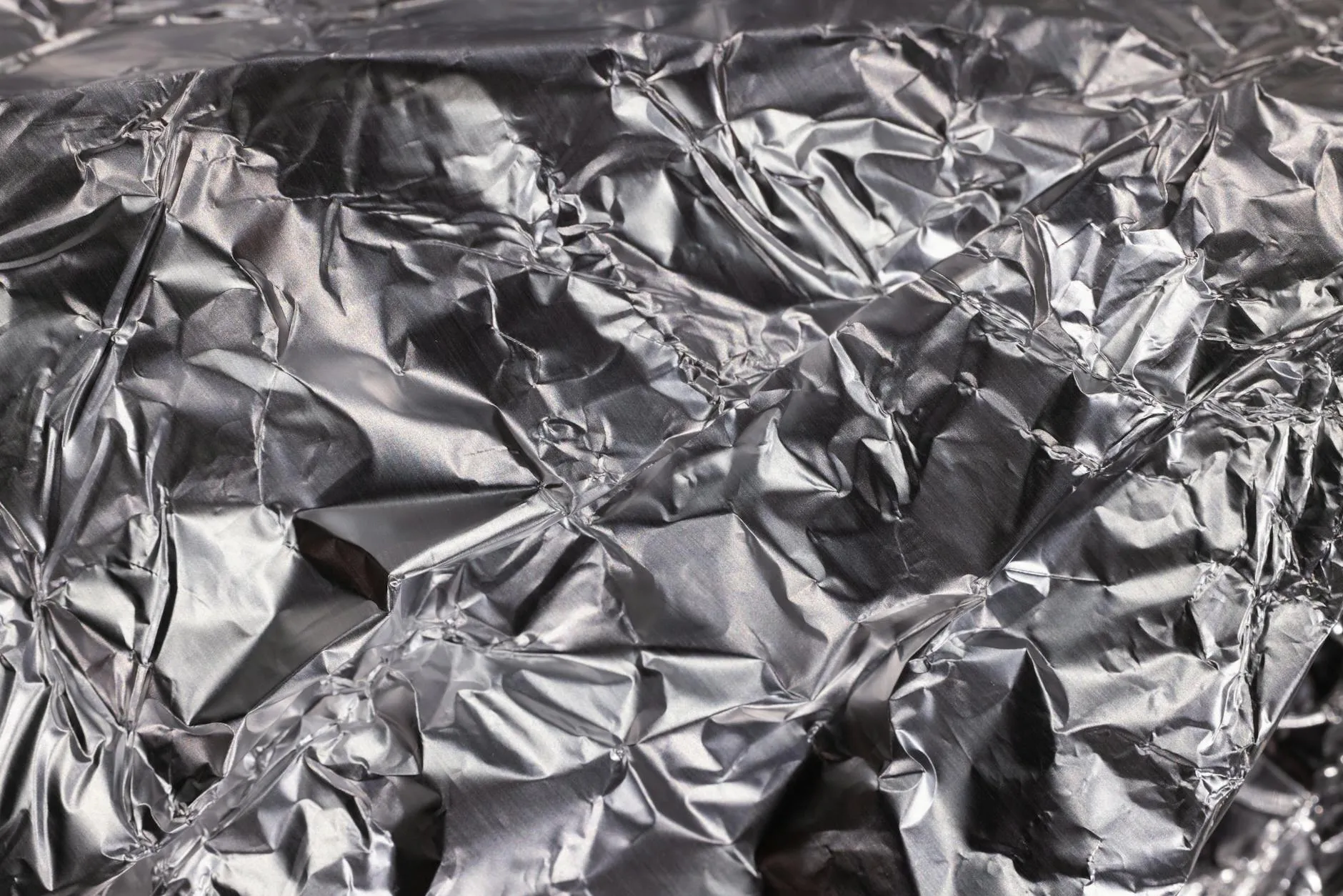 Baie coulissante en aluminium dans un salon lumineux