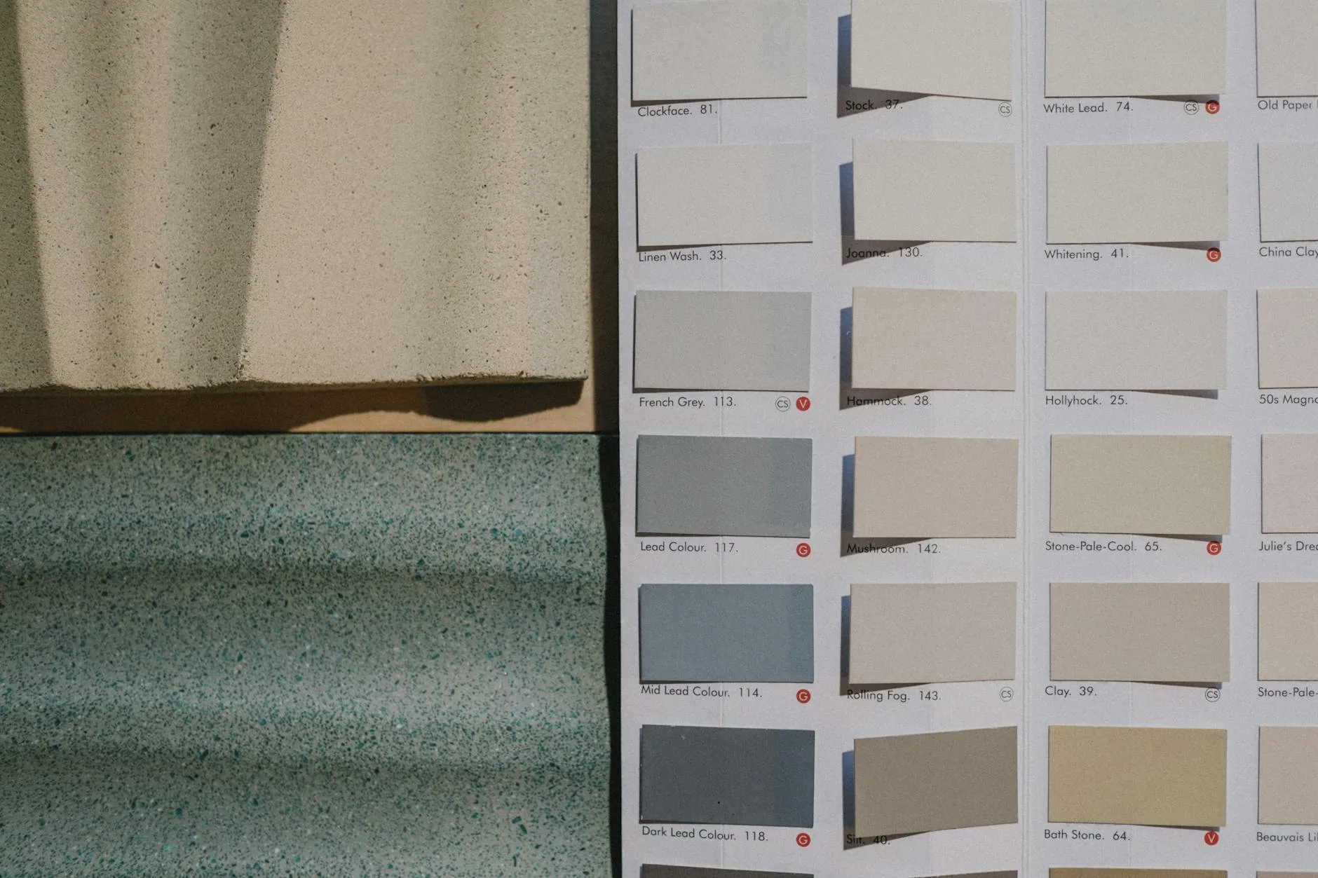 Portails en aluminium, bois et PVC devant des maisons individuelles