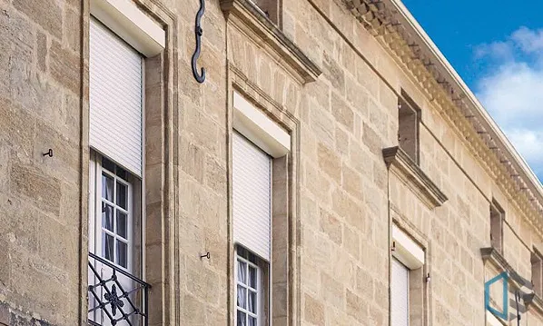 Façade d’immeuble avec volets roulants