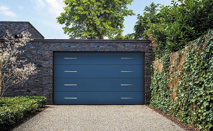 Porte de garage sectionnelle Tschoeppé sur une maison