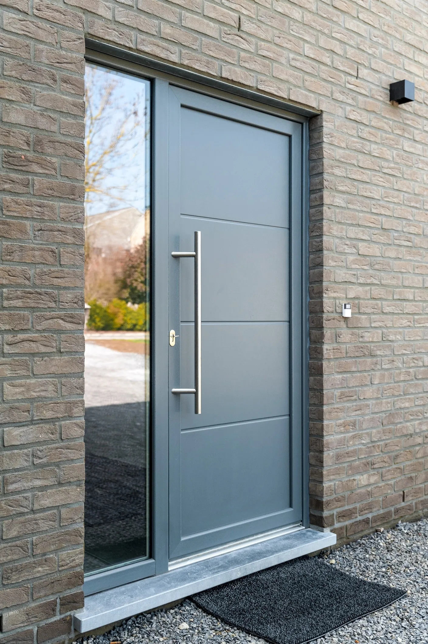 Porte d’entrée en aluminium moderne sur une maison