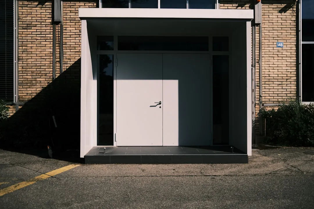 Porte de garage enroulable en aluminium sur une maison moderne