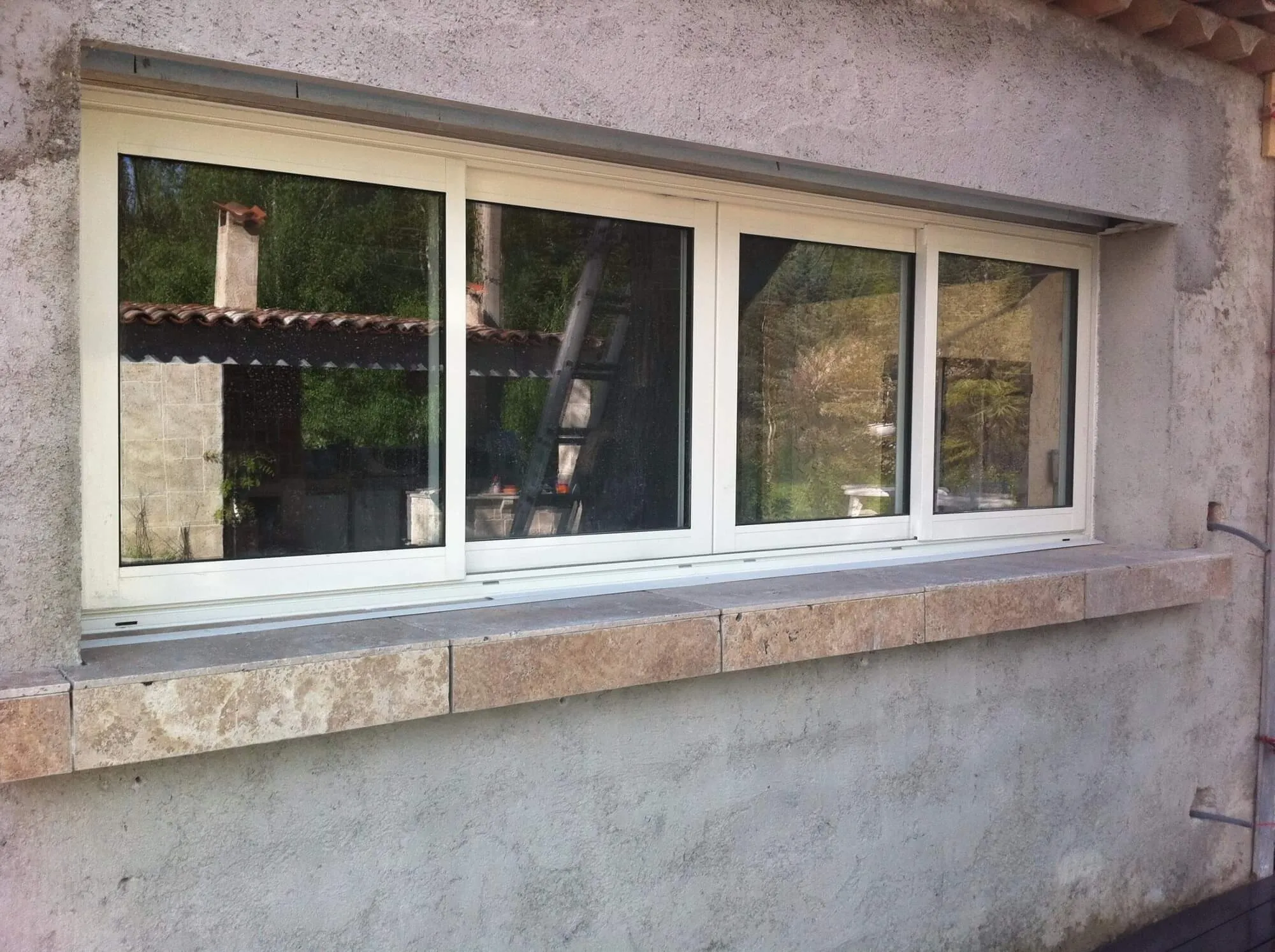Pose d’une fenêtre aluminium sur un chantier de rénovation